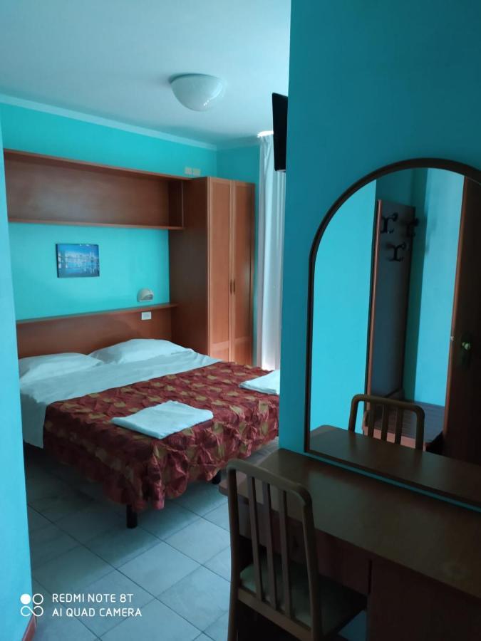 Hotel Blue Moon Rímini Exterior foto