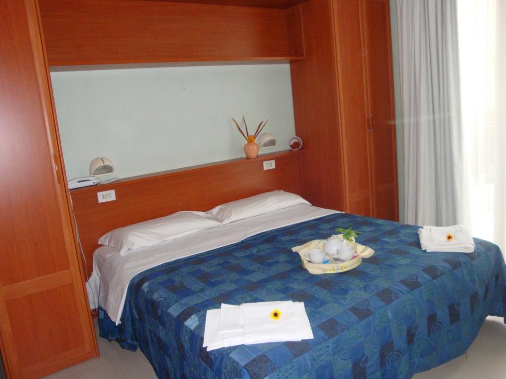 Hotel Blue Moon Rímini Exterior foto